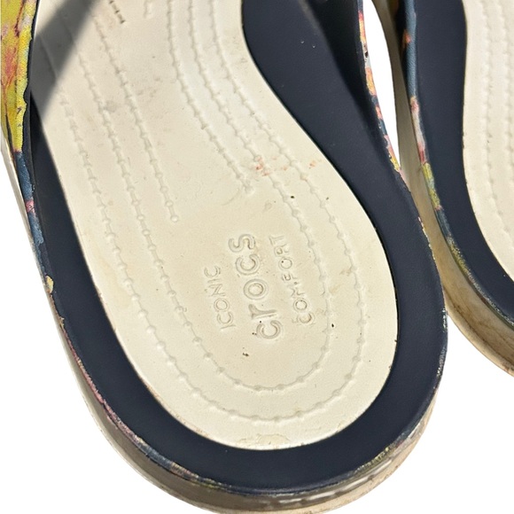 CROCS Women's Floral Colorful Navy Blue 3 Strap Rubber Outdoor Sandal-Size 10 - Picture 4 of 7